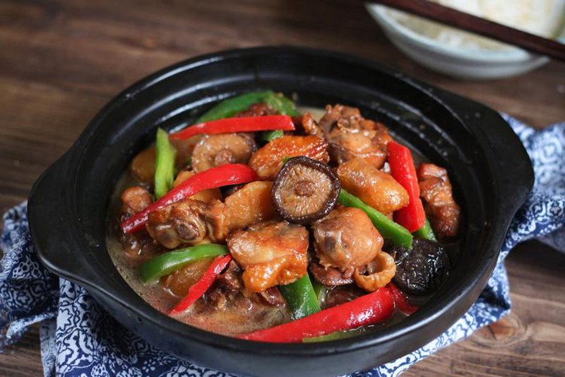 外卖之选：黄焖鸡成为都市新宠